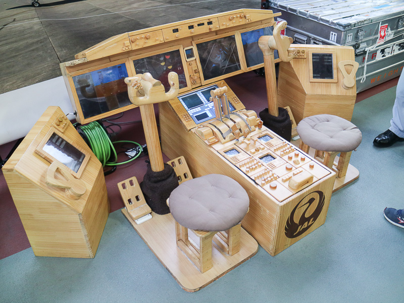 ボーイング 787型機の操縦席を模した「ミニレーター」