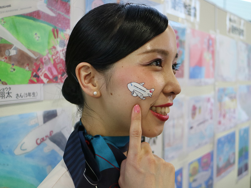 JALや広島東洋カープをモチーフにデザインしたシールを選んで顔に貼ることができる