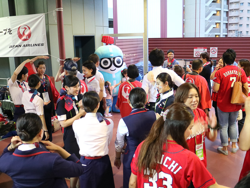 出番の寸前まで「CCダンス（Carp Cheer Dance）」を練習するJALスタッフ