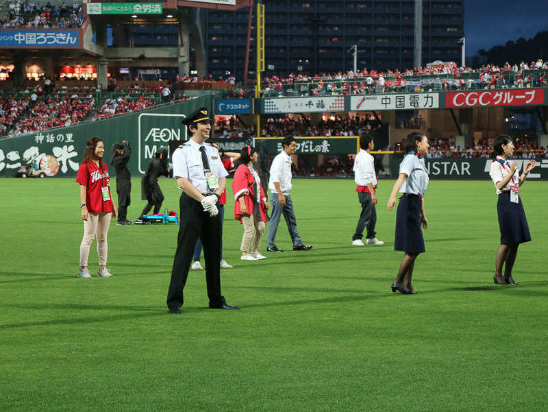ライトスタンド前でCCダンスを披露するJALスタッフ