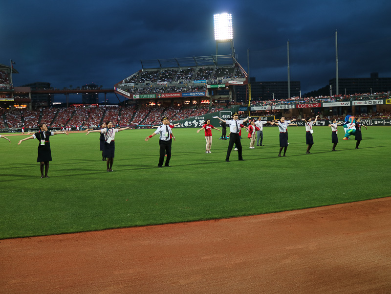 ライトスタンド前でCCダンスを披露するJALスタッフ