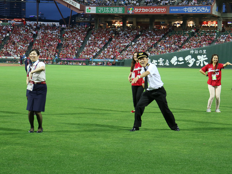 ライトスタンド前でCCダンスを披露するJALスタッフ