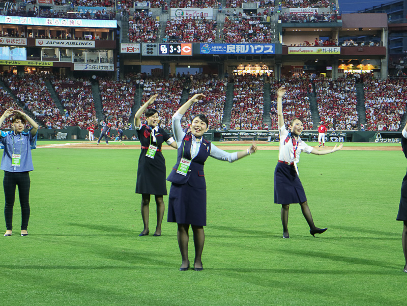 ライトスタンド前でCCダンスを披露するJALスタッフ