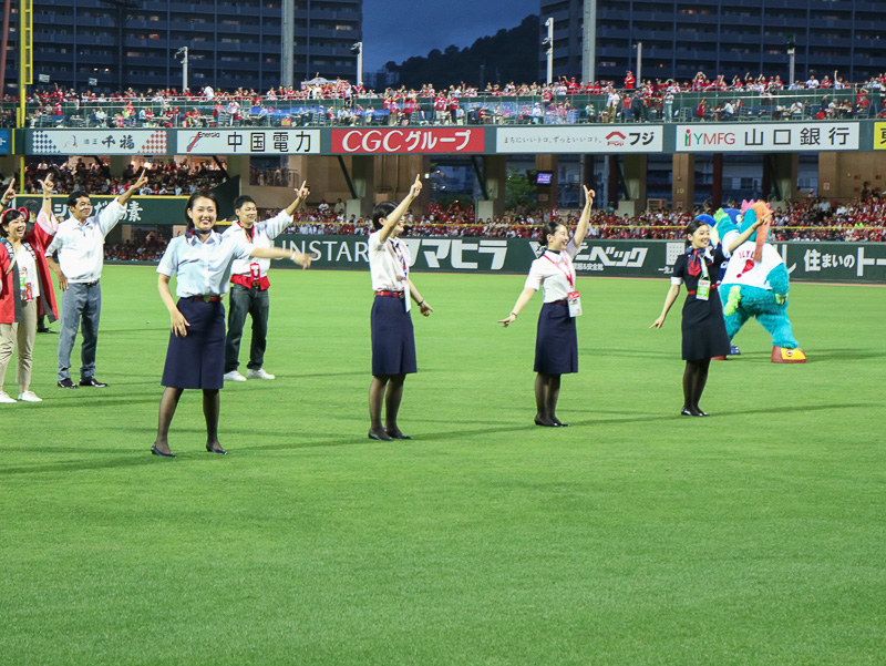 ライトスタンド前でCCダンスを披露するJALスタッフ