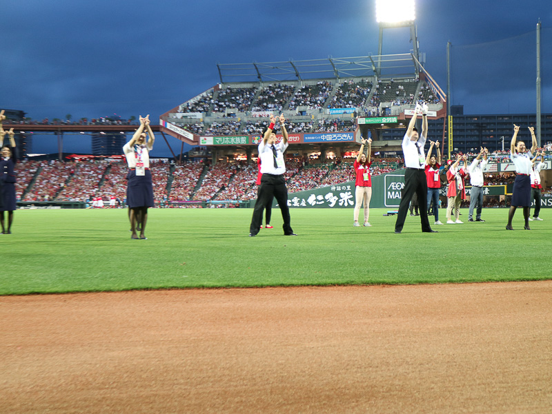 ライトスタンド前でCCダンスを披露するJALスタッフ