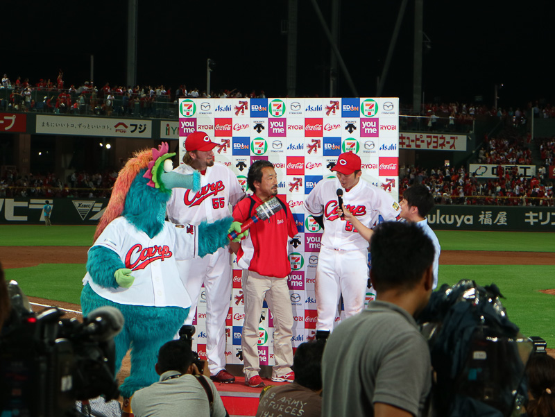 勝利者インタビューはブラッド・エルドレッド内野手と鈴木誠也外野手