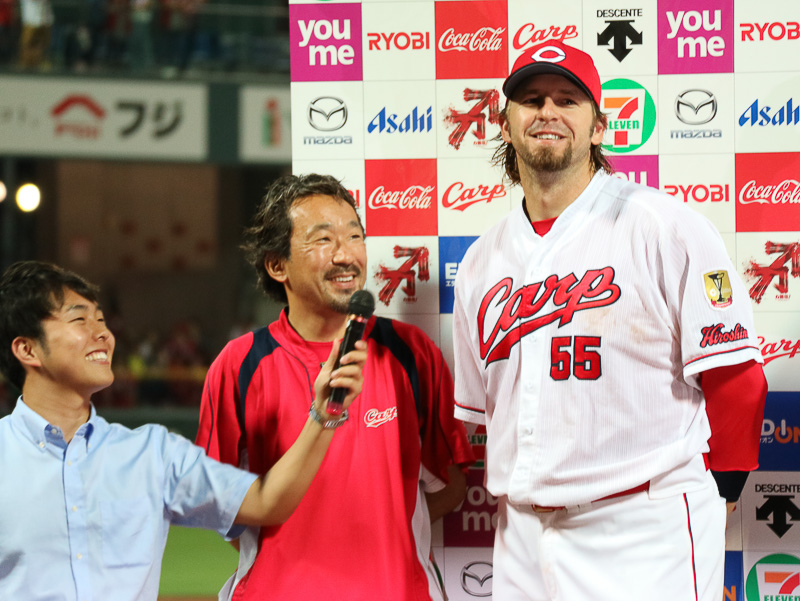 勝利者インタビューはブラッド・エルドレッド内野手と鈴木誠也外野手