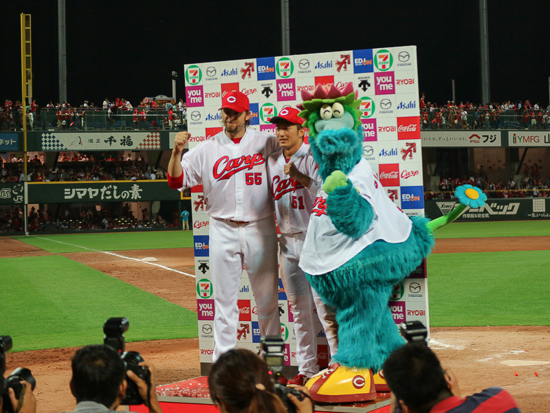 勝利者インタビューはブラッド・エルドレッド内野手と鈴木誠也外野手