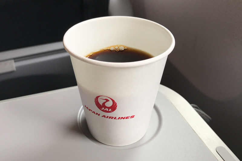 7月1日から提供が始まった季節限定メニュー、JAL CAFE LINESのアイスコーヒー
