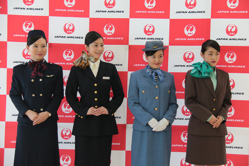 記念撮影をしていたある乗客は、「30年前の新婚旅行がJASでしたので、とても懐かしい制服です」と話していた