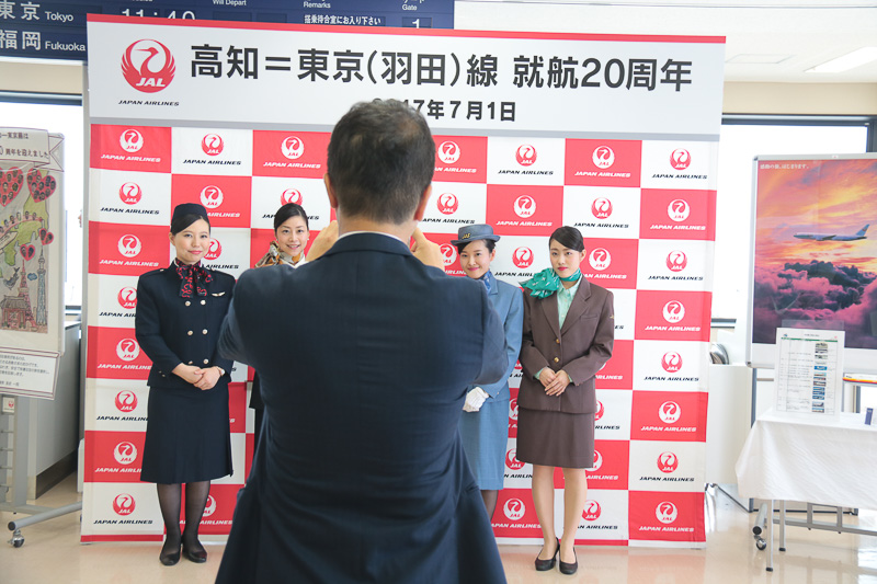 記念撮影をしていたある乗客は、「30年前の新婚旅行がJASでしたので、とても懐かしい制服です」と話していた