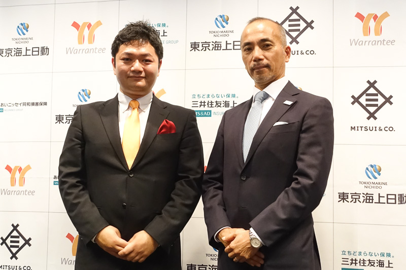 オンデマンド型保険「WarranteeNow」の発表を行なった、株式会社Warrantee 代表取締役社長 庄野裕介氏（左）と、東京海上日動火災保険株式会社 常務執行役員 大塚祐介氏（右）