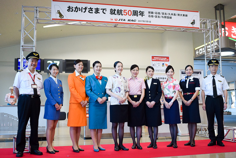 歴代制服が一堂に集まった。デザインには時代ごとの流行なども反映されている