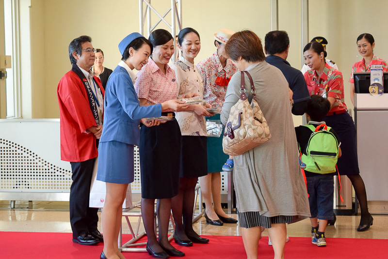 搭乗客には記念品が贈呈された