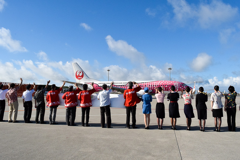 続いて出発したJTA552便（那覇～宮古）をお見送り。機材はサクラジンベエ