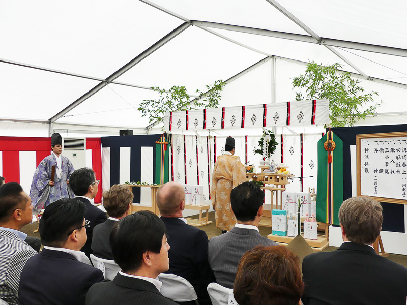 地鎮祭は秩父御嶽神社の神官によって執り行なわれた