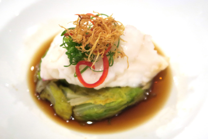 さっぱりした蒸し魚（ハタ）（Steamed Red Star Grouper Superior Soy Sauce, Young Ginger, Fine Julienne Scallion）