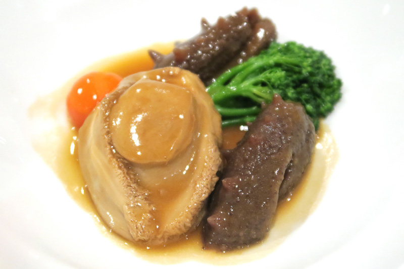 プリプリとした食感同士の煮アワビとナマコ（Braised South Pacific Abalone Sea Cucumber, Broccolini）