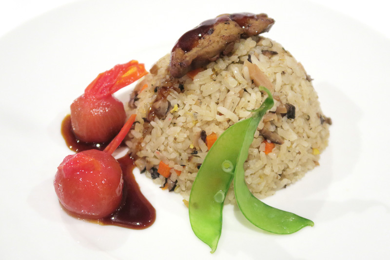 チャーハンのフォアグラ乗せ（Fried Rice Scented with Foie Gras Wild Mushroom, Chao San Pickle Olives）