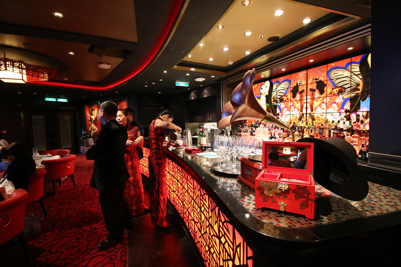 「シルクロード」は高級中華を提供する、やや大人っぽい雰囲気の内装