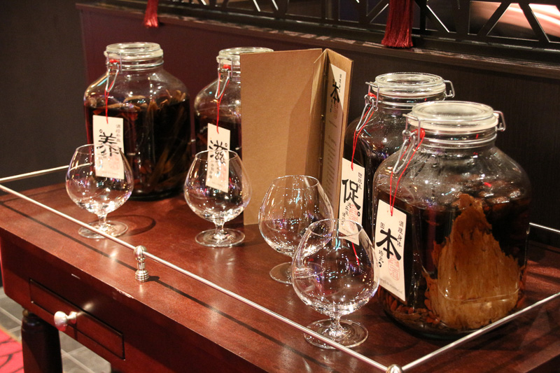 コニャックなどに漢方などの素材をつけ込んだ滋養強壮のドリンクも