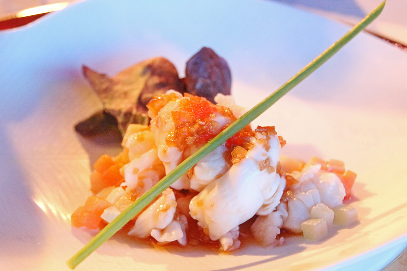 ショウガ風味の歯ごたえあるエビ。リンゴのダイスが乗ったさわやかな味（Seafood Treasure with Ginger, Apple Essence Lobster, Scallops Salad）