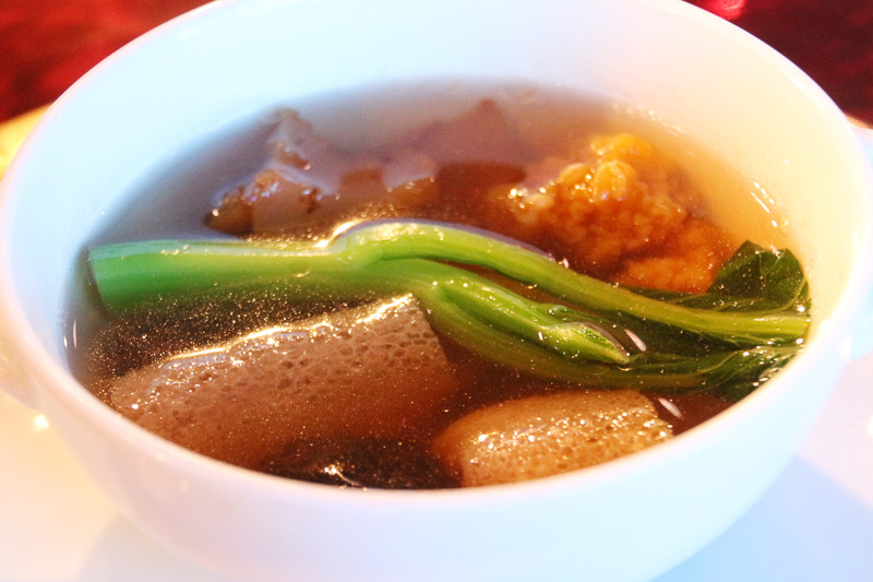 白トリュフや衣笠茸などいろいろな高級キノコが入ったスープ（White Truffle Consomme with Wild Mushrooms and Bamboo Piths）