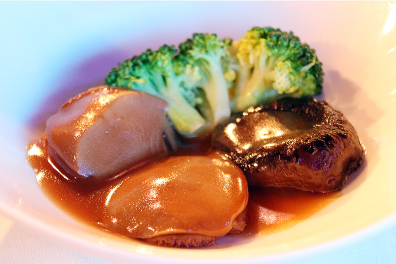 煮込みアワビとシイタケ。薄味のオイスターソースが美味しい（Braised Abalone with Black Mushroom and Vegetables）