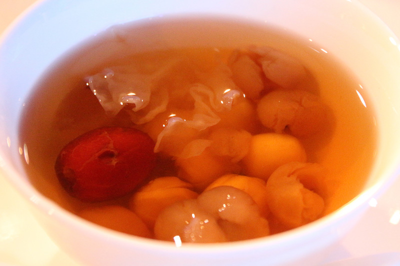 ナツメやフルーツが入った、薬膳風の甘いスープデザート（Sweet Eight Treasures Tea Chao Zhou Style）