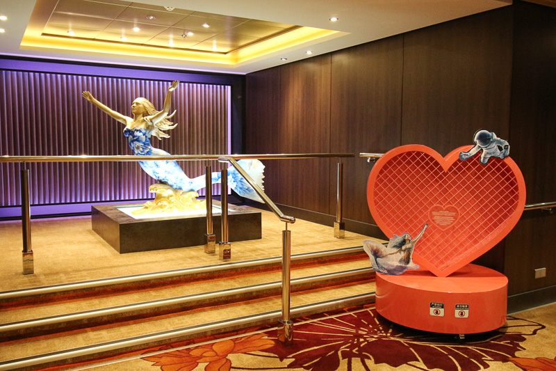 ゾディアックシアター近くに設置された「Voyage of a Lover's Dream」がモチーフのオブジェ