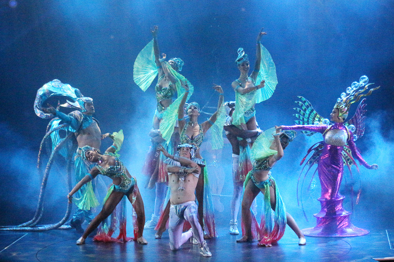 場面転換後、海の中をイメージさせるステージが展開