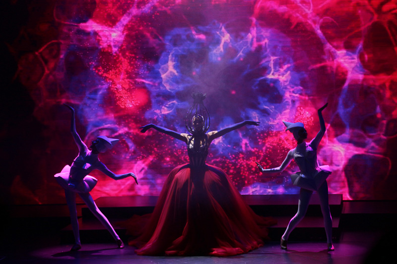 再びアクロバティックで雰囲気たっぷりなステージへ