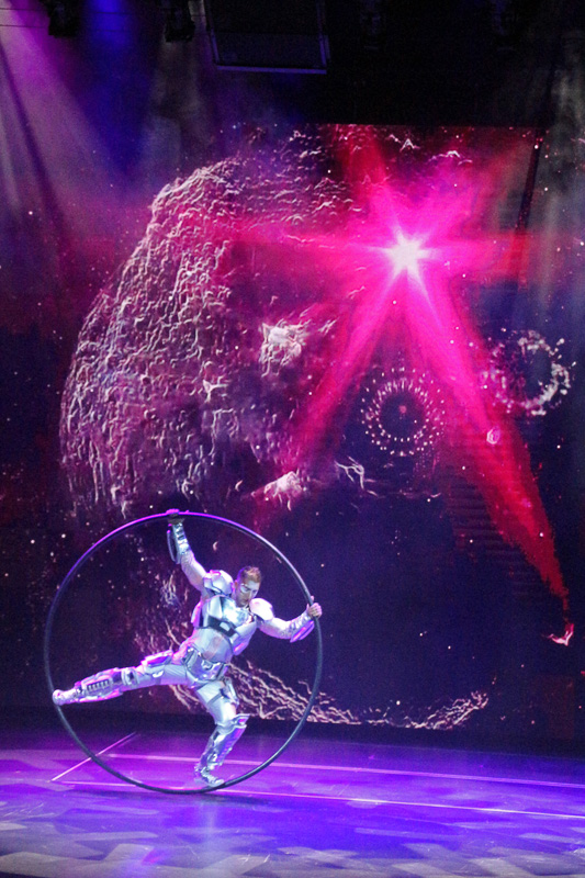 高速で回転するシルホイールを使った芸。うまくストーリーに組み込まれていた