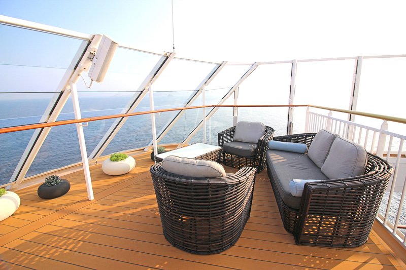 室内のバスルーム意外にも屋外のジェットバスとサウナ、屋上スペースもある