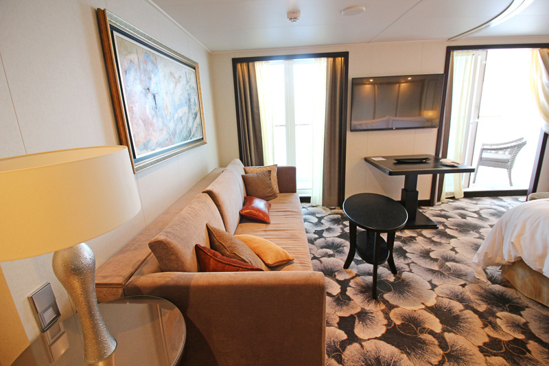 広々したスペース、バスタブ付きバスルーム、バトラーサービスなどが付属する「ドリーム スイート」。客室は32～35m<sup>2</sup>に加え、バルコニーも5m<sup>2</sup>と広々