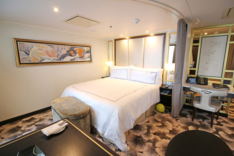 広々したスペース、バスタブ付きバスルーム、バトラーサービスなどが付属する「ドリーム スイート」。客室は32～35m<sup>2</sup>に加え、バルコニーも5m<sup>2</sup>と広々