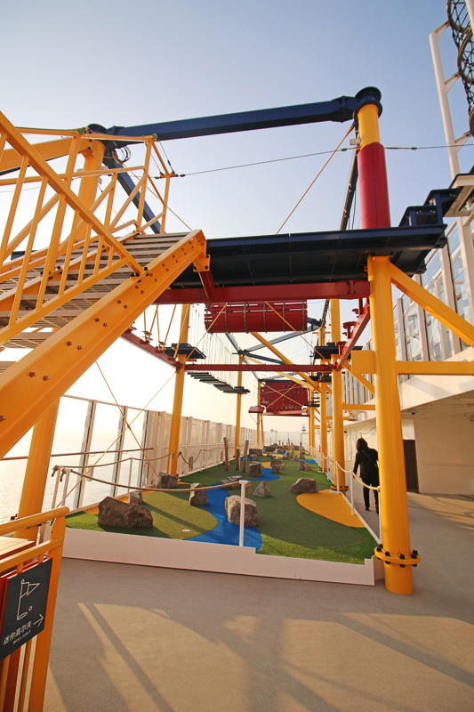 「ロープコース」には全長35mのつり下がって高速で移動するジップラインもある