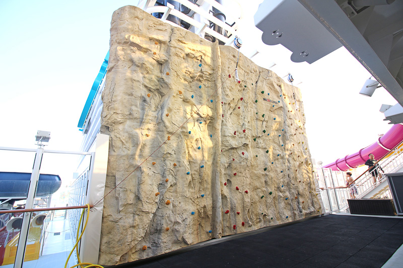 7m以上の高さがある「ロッククライミングウォール」