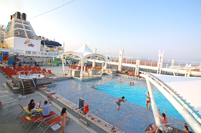 「メインプールデッキ」にはジェットバスやキッズ用プール、ウォータースライダーも充実