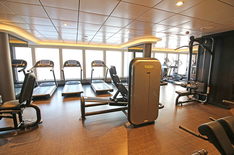 「クリスタルライフフィットネス」。マシンによる運動やヨガなどのレッスンが受けられる