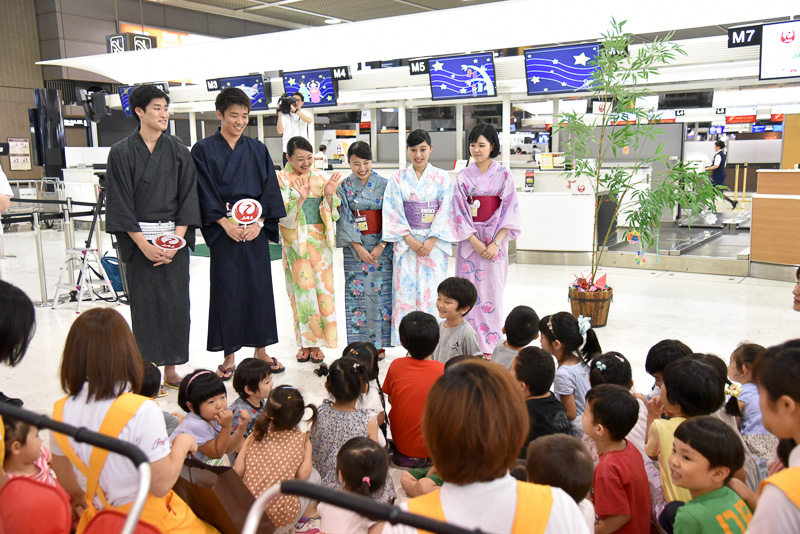 飾り付けの前にはJALスタッフから挨拶
