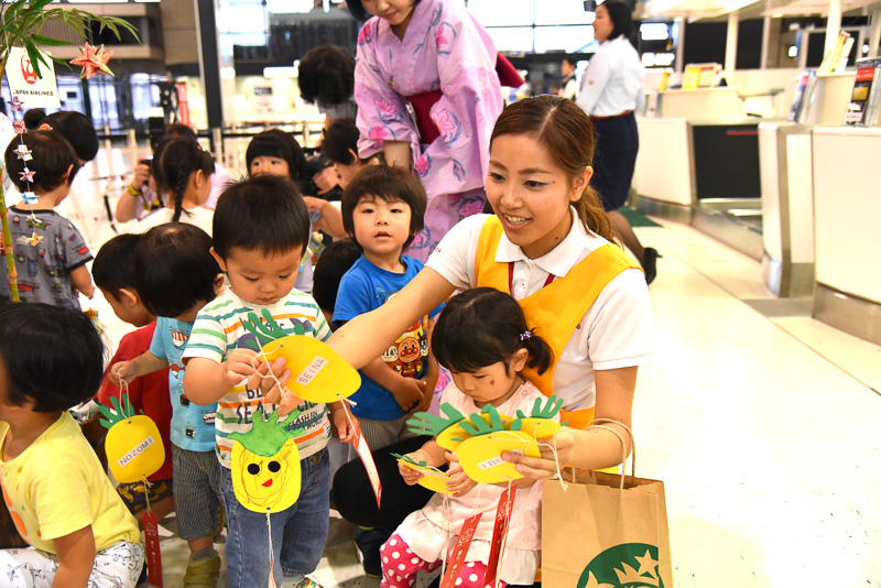 自分の短冊を持って準備万端の園児たち