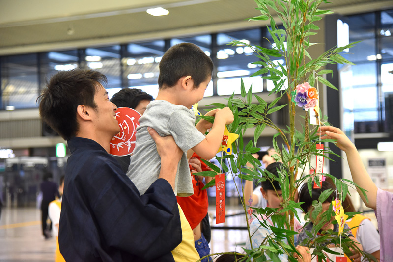 とびきりの笑顔で、そして時に真剣な表情で短冊をデコレーションする園児たちとJALスタッフ