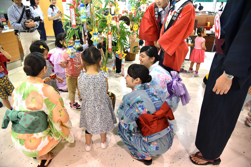 とびきりの笑顔で、そして時に真剣な表情で短冊をデコレーションする園児たちとJALスタッフ