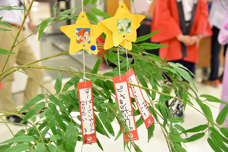 短冊には星やパイナップルのデコレーションも施されていた