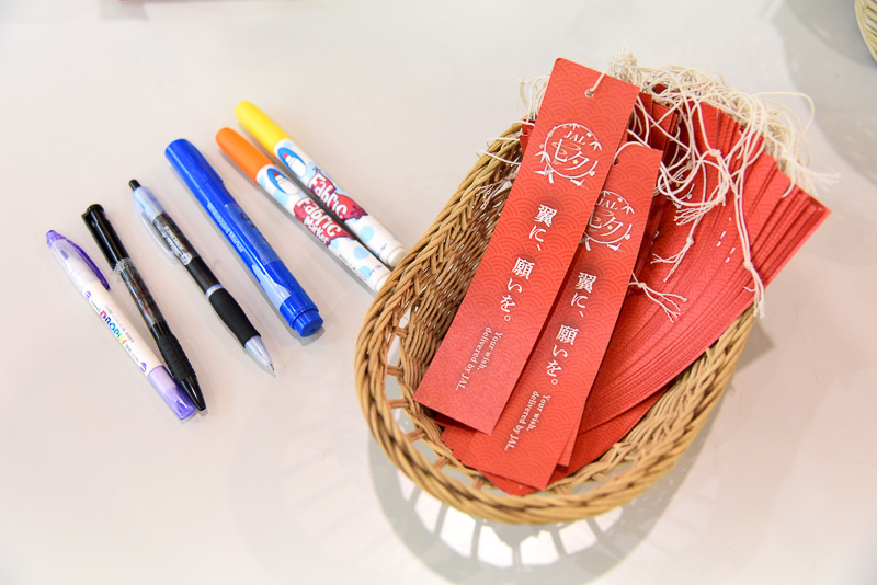 国際線カウンター前にはスペシャルデザインの短冊と記入用のペンが設置してあり、JALカウンター利用者が自由に願いごとをしたためられるようになっている