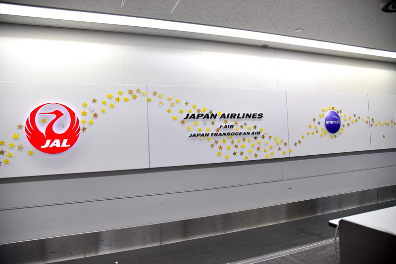 カウンターのJALのロゴ周辺には天の川をイメージしたデコレーションが！　浴衣姿のJALスタッフも七夕イベントを盛り上げてくれる