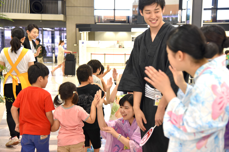 園児たちをハイタッチでJALスタッフたちがお見送り