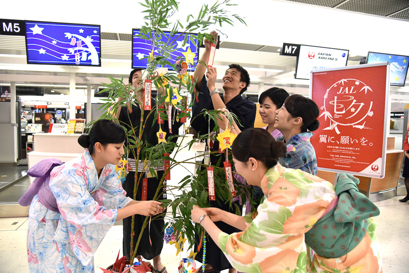 イベント終了後にはJALスタッフたちもお願いごとを飾り付け