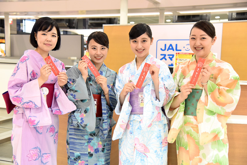 短冊を手にする浴衣姿のJALスタッフ
